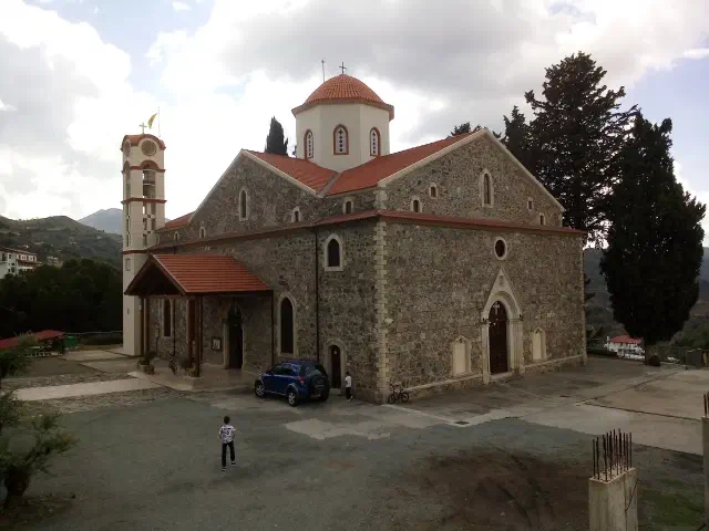De stenen kerk van Panagia Eleousa in Agros met de hoge klokkentoren