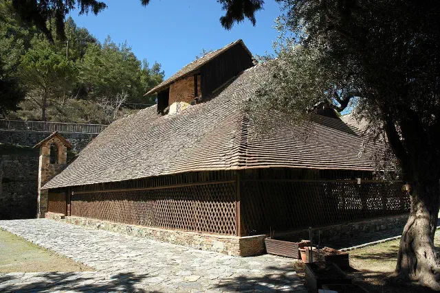 De Panagia tou Araka in Lagoudera met het steile zadeldak, bij Agros