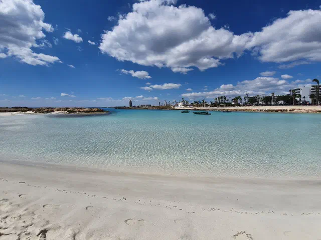 Nissi Beach bij Ayia Napa met wit zand en helder water Nissi Beach bij Ayia Napa met wit zand en helder water