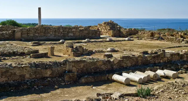 De kerk van Agios Georgios tis Pegeias op kaap Drepanum bij Coral Bay De kerk van Agios Georgios tis Pegeias op kaap Drepanum bij Coral Bay