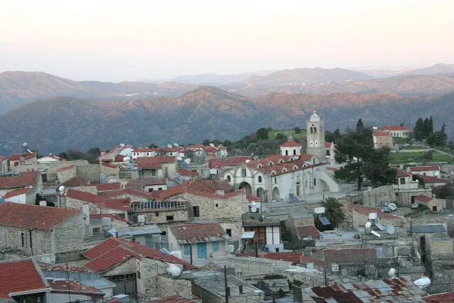 Het dorp Lefkara tegen de heuvels ten westen van Larnaca Het dorp Lefkara tegen de heuvels ten westen van Larnaca