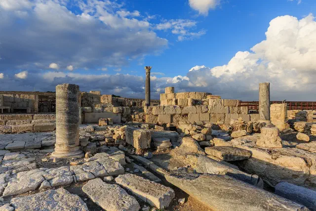 Zuilen en opgravingen van de antieke stad Kourion bij Limassol Zuilen en opgravingen van de antieke stad Kourion bij Limassol