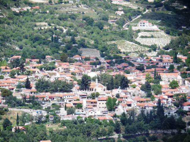 Het wijndorp Koilani bij Lofou, gezien over het dal met wijngaarden op de hellingen erboven Het wijndorp Koilani bij Lofou, gezien over het dal met wijngaarden op de hellingen erboven