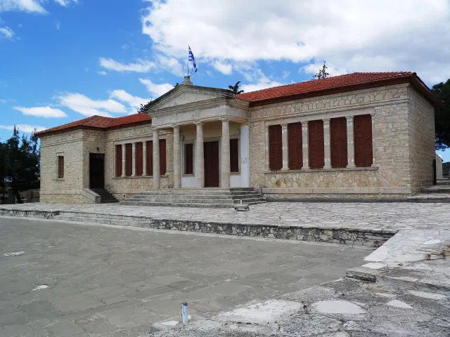 Het neoklassieke oude schoolgebouw van Lofou waarin het dorpsmuseum zit Het neoklassieke oude schoolgebouw van Lofou waarin het dorpsmuseum zit