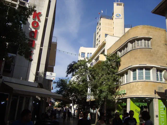 De winkelende Ledra-straat in de oude stad van Nicosia De winkelende Ledra-straat in de oude stad van Nicosia
