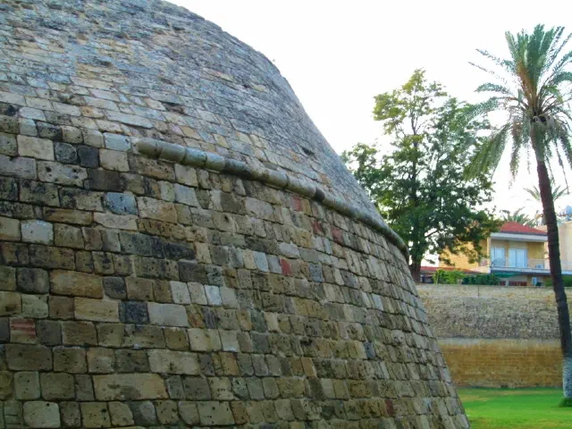 De Venetiaanse stadsmuur van Nicosia met een bastion De Venetiaanse stadsmuur van Nicosia met een bastion