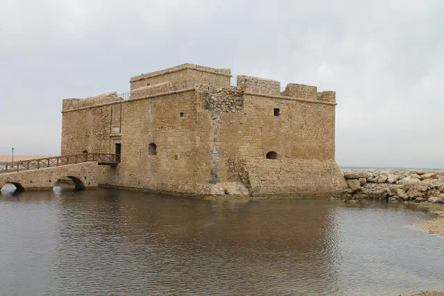 De middeleeuwse burcht aan de haven van Paphos