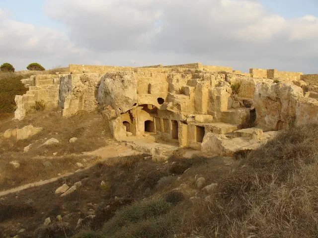 De Koningsgraven van Paphos uitgehakt in de rots