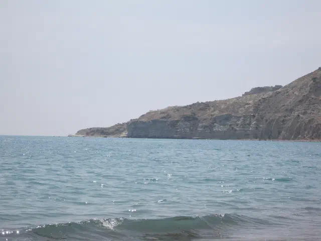 De witte kliffen van Kaap Aspro bij Pissouri, gezien vanaf het water