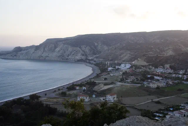 Uitzicht over de baai en het strand van Pissouri Bay met de kliffen erachter